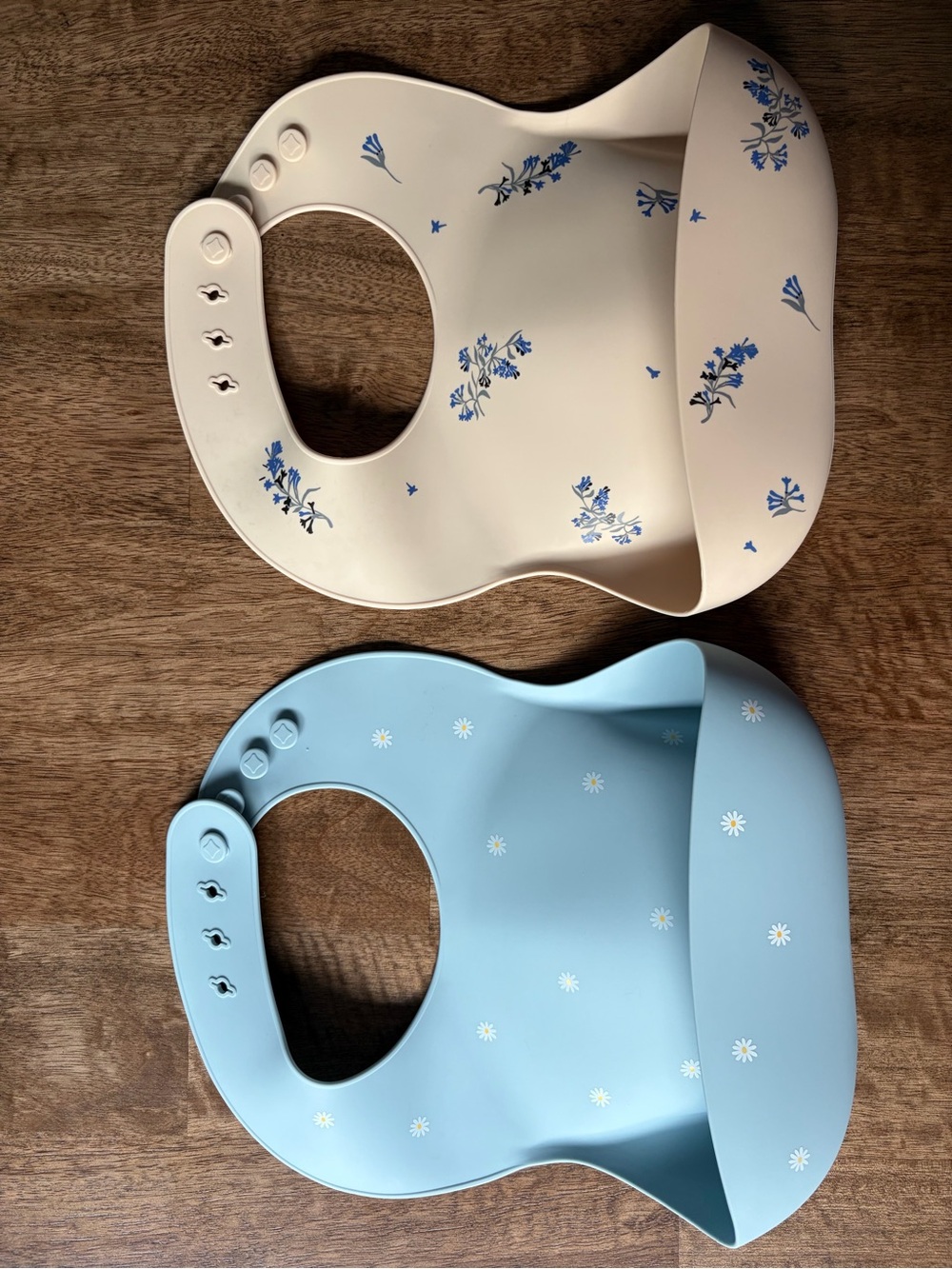 NEW Mushie Adjustable Silicone Baby Bibs in Blue Daisy & Cream Floral (set of 2)